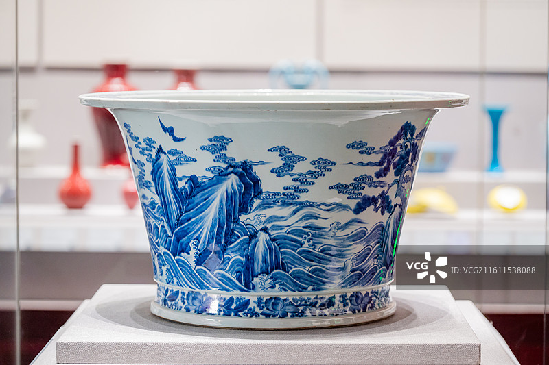 故宫博物院 陶瓷馆 清康熙 青花寿山福海图花盆 青花福山寿海图花盆图片素材