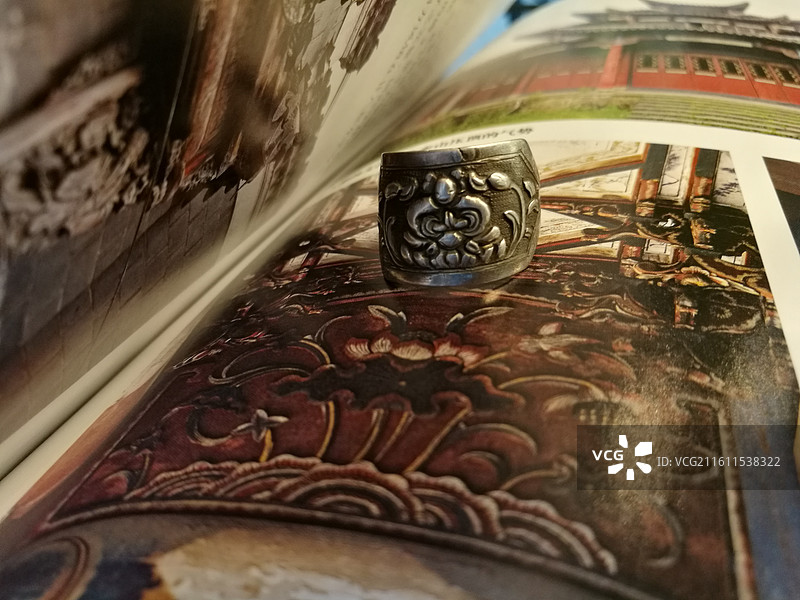 老银首饰品坐莲童子戒指。老物件古董收藏图片素材