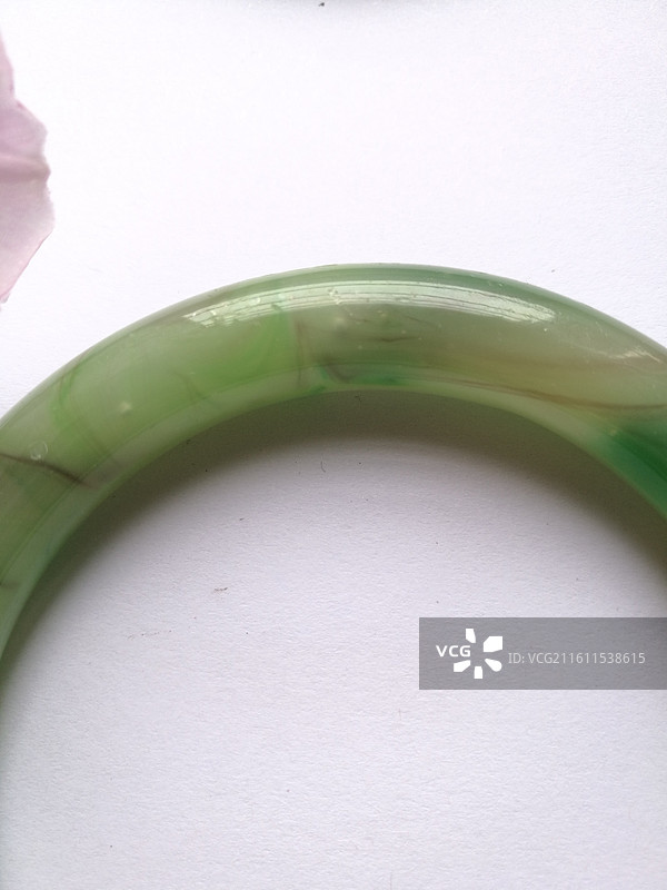 老物件一对老料器琉璃玻璃手镯。手部戴手镯特写打碗碗花图片素材