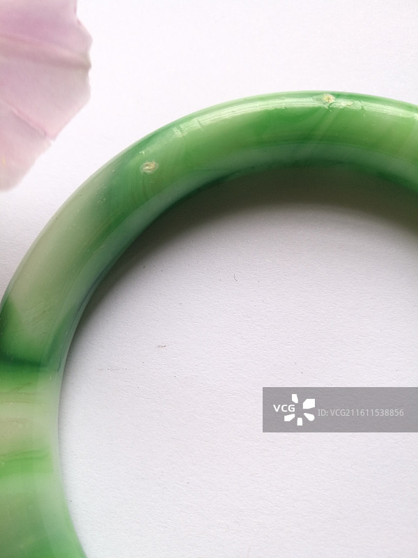 老物件一对老料器琉璃玻璃手镯。手部戴手镯特写打碗碗花图片素材