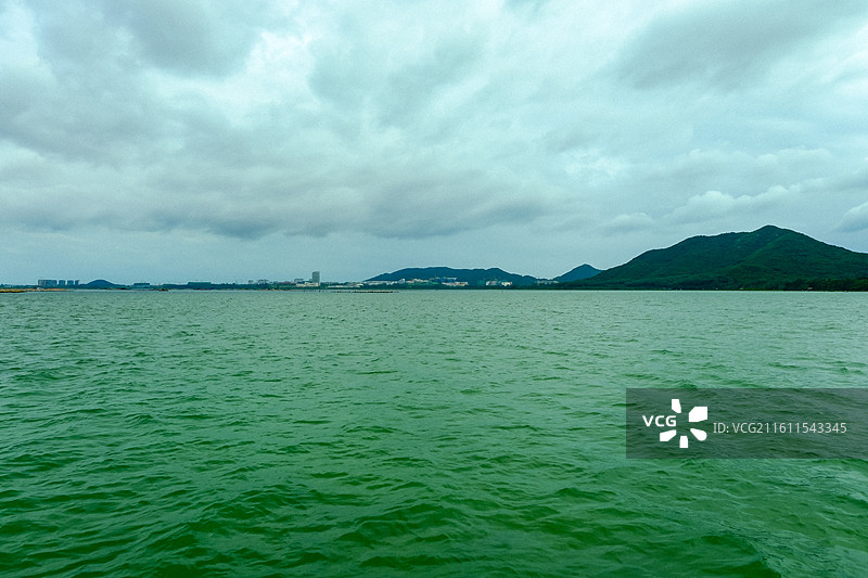 中国海南省陵水黎族自治县新村港风光，陵水疍家鱼排，陵水新村港猴岛风光，新村港海上栈道图片素材