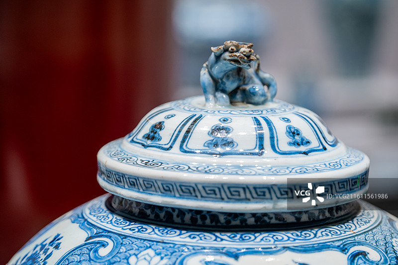 故宫博物院 陶瓷馆 元 青花釉里红镂雕怪石花卉图盖罐 1964年出土于河北省保定市永华南路元代窖藏图片素材