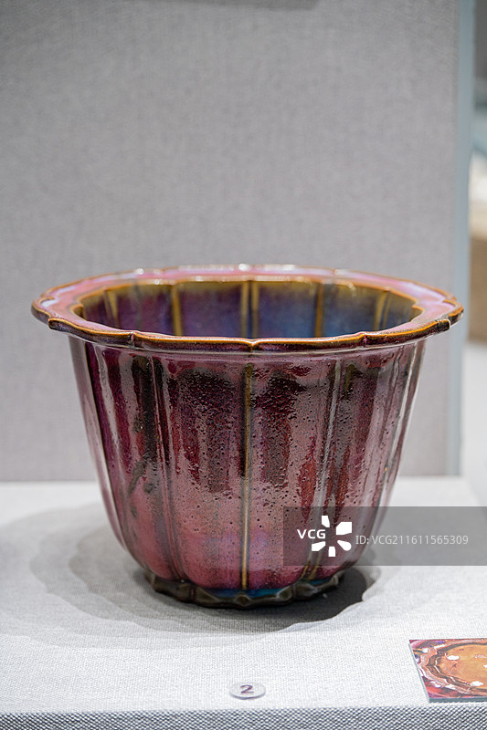 故宫博物院 陶瓷馆 北宋 钧窑玫瑰紫釉菱花式花盆图片素材