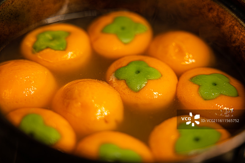 锅里柿子形状汤圆的特写镜头图片素材