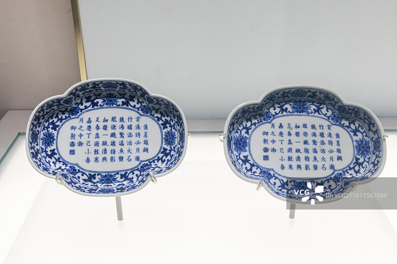 武汉博物馆青花缠枝莲开光诗文海棠式茶盏清嘉庆图片素材