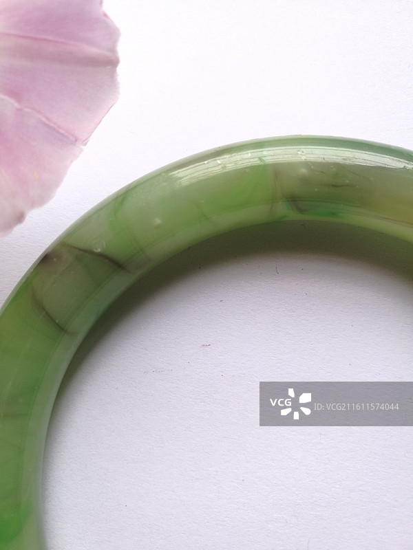 老物件一对老料器琉璃玻璃手镯。手部戴手镯特写打碗碗花图片素材