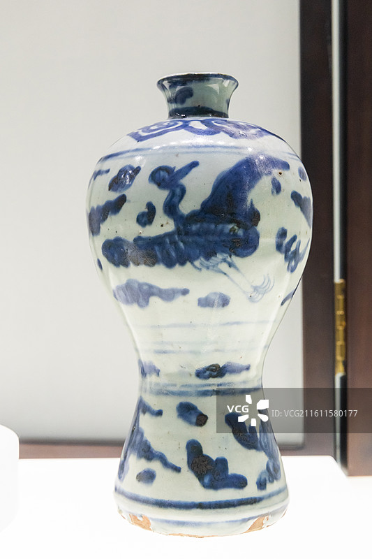 武汉博物馆青花云鹤纹束腰梅瓶明代图片素材