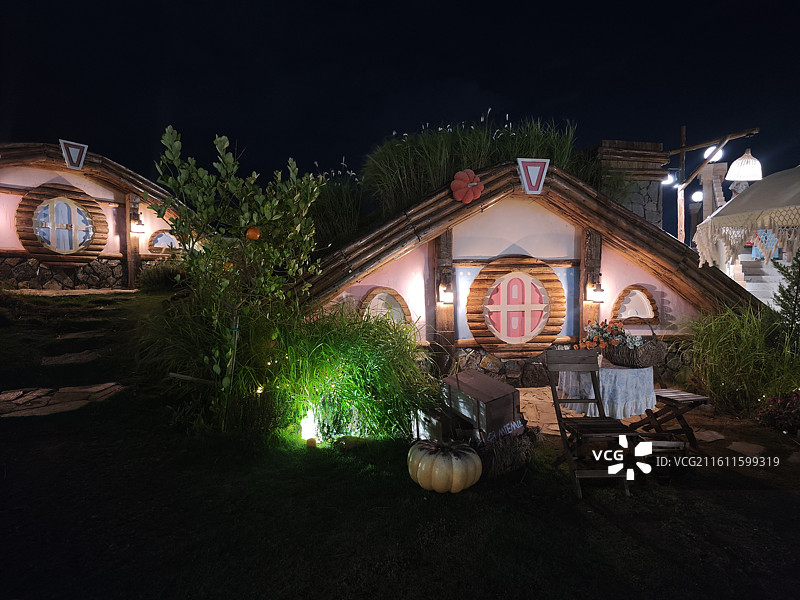 泉州橘若行馆崇武古渡码头游乐场民宿酒店霍比特人小屋海边夜景图片素材