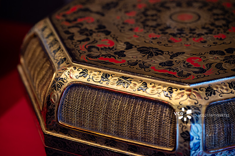 天津博物馆 紫禁遗珍 京津冀宫廷文物精品展 清 金漆画彩福寿纹镂空八方盖盒图片素材