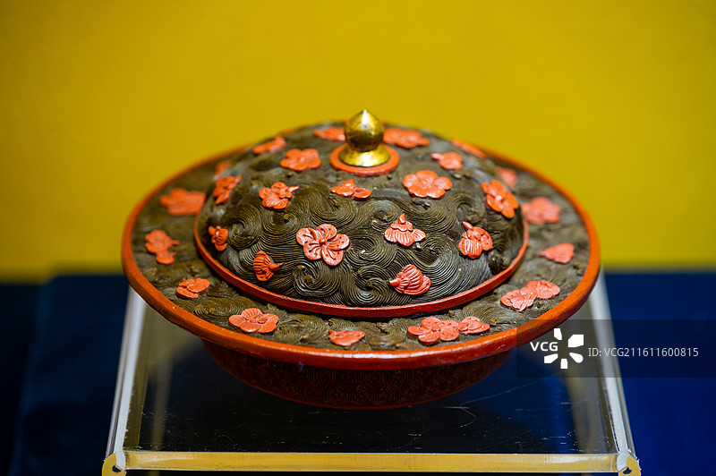 天津博物馆 紫禁遗珍 京津冀宫廷文物精品展 清 雕漆加彩落花流水纹唾盂图片素材