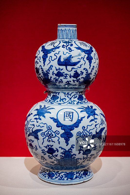 故宫博物院 百年守护展 明嘉靖 青花“国泰民安”云鹤纹葫芦瓶图片素材