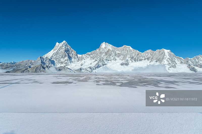 雪山下的地面广场，雪山背景，汽车广告背景，汽车背景，地面广场，南迦巴瓦峰，库拉岗日峰，珠峰图片素材