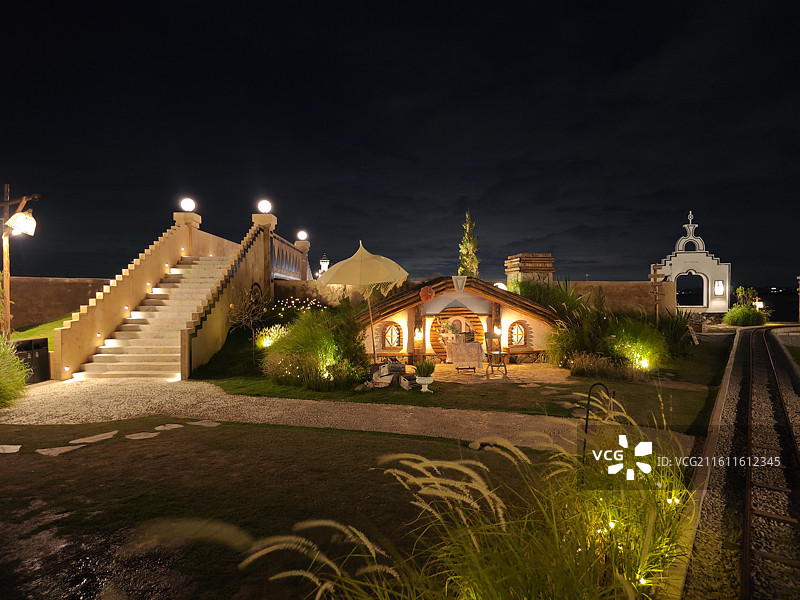 泉州橘若行馆崇武古渡码头游乐场民宿酒店霍比特人小屋海边夜景图片素材