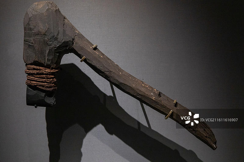 浙江博物馆石斧(柄、藤复原)  新石器时代河姆渡文化(距今 7000-5300年)1973-1977图片素材