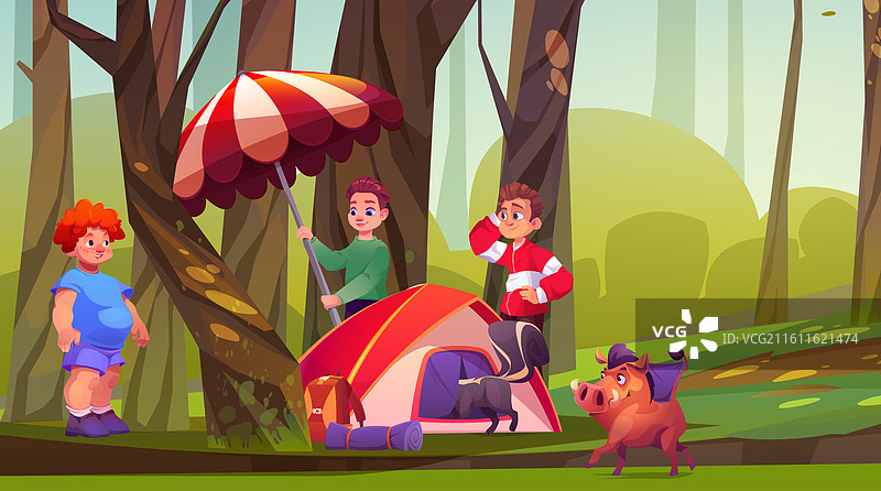 活泼的孩子们在森林里搭帐篷图片素材