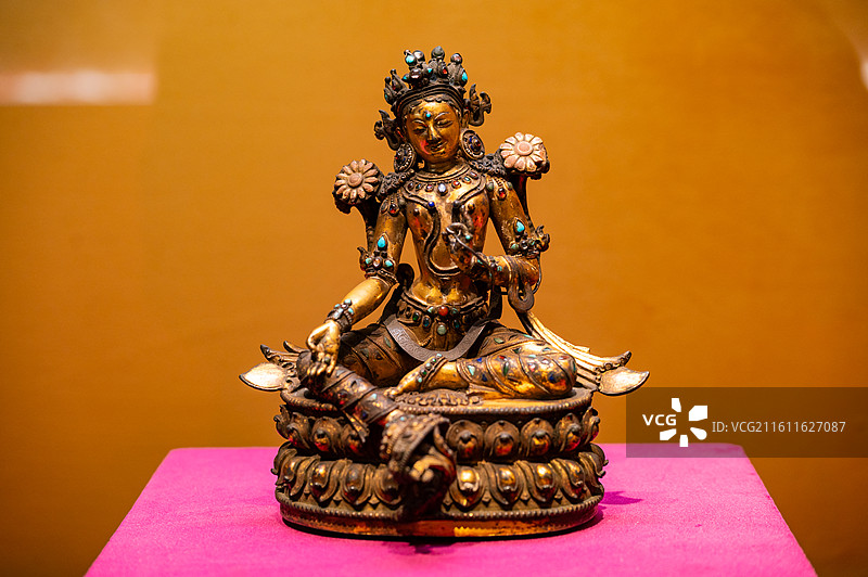 天津博物馆 紫禁遗珍 京津冀宫廷文物精品展 明 铜鎏金绿度母像 镶嵌红、蓝宝石，祖母绿，石榴石，松石图片素材