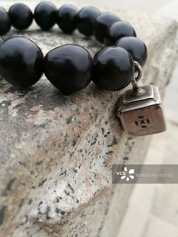 无患子菩提子手串。菩提籽老银印铃铛。老银饰品手链图片素材