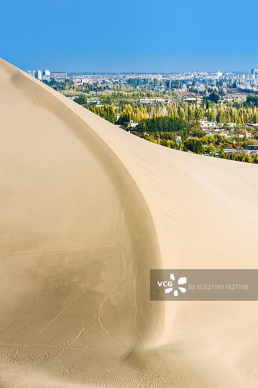中国甘肃省敦煌市鸣沙山月牙泉风景区景观图片素材