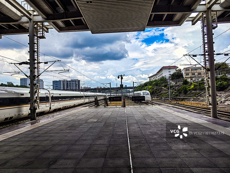 贵阳北高铁站进站出站的高铁列车川流不息，六盘水铁路大转弯连接南北两条铁路线图片素材