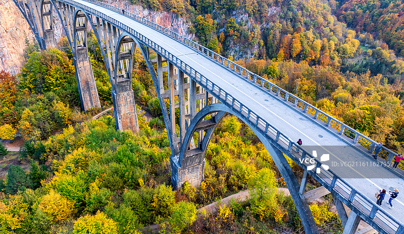 巴尔干半岛塞尔维亚秋天风景：《“桥 ”见秋色》图片素材