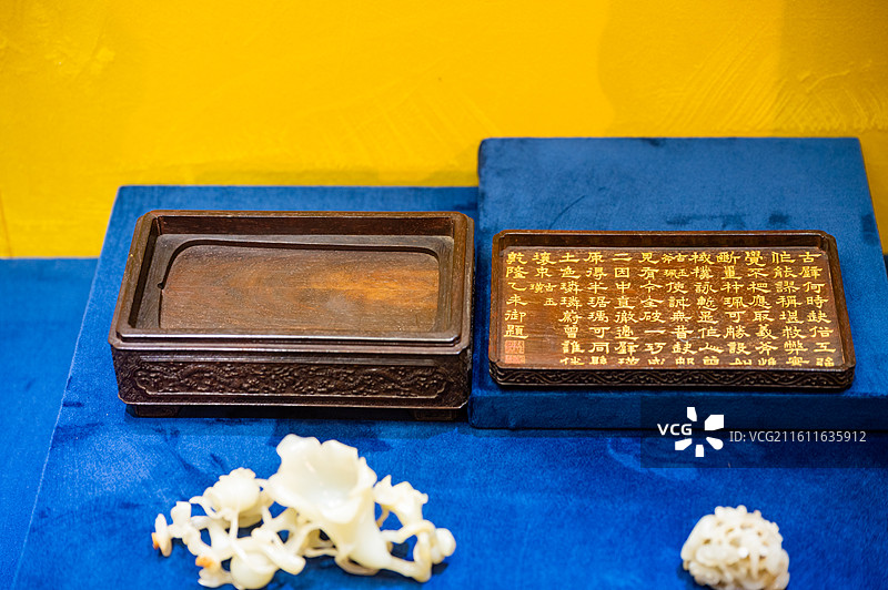 天津博物馆 紫禁遗珍 京津冀宫廷文物精品展 清乾隆 紫檀木雕云龙春字长方盒图片素材