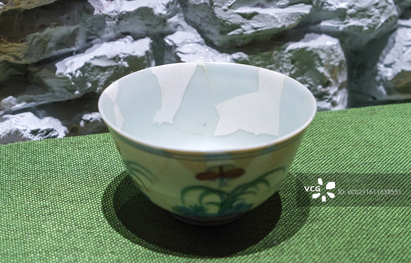 斗彩花草蛺蝶纹杯 明·成化 北京恭王府乐道堂“御瓷凝瑞-景德镇御窑遗址出土吉祥动物纹瓷特展”图片素材