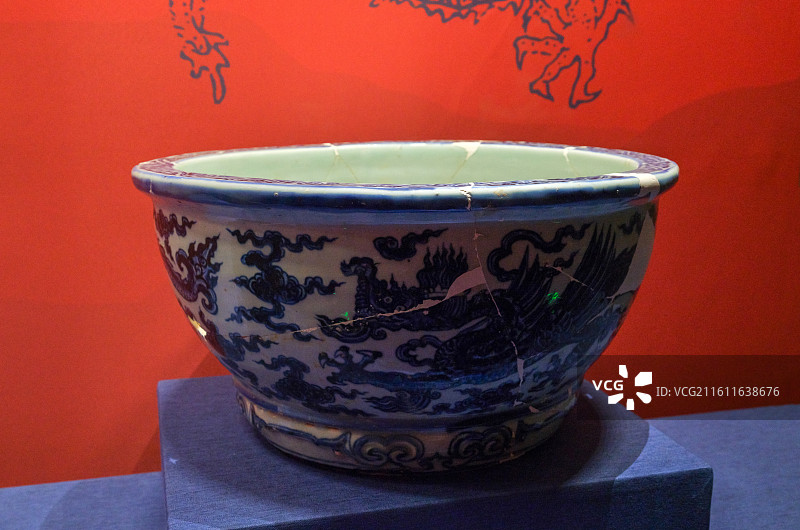 青花应龙纹花盆 明正统至天顺年间 北京恭王府乐道堂“御瓷凝瑞-景德镇御窑遗址出土吉祥动物纹瓷特展”图片素材
