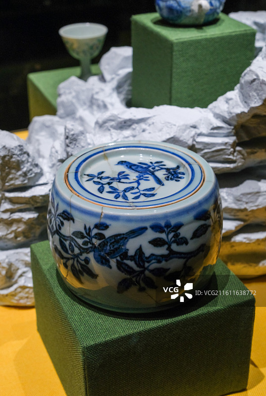 青花画眉樱桃纹蟋蟀罐 明·宣德 北京恭王府乐道堂“御瓷凝瑞-景德镇御窑遗址出土吉祥动物纹瓷特展”图片素材