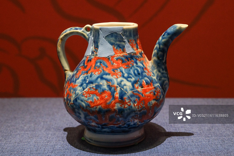 青花海水红彩龙纹梨形执壶 明正统至天顺年间 北京恭王府-御瓷凝瑞-景德镇御窑遗址出土吉祥动物纹瓷特展图片素材
