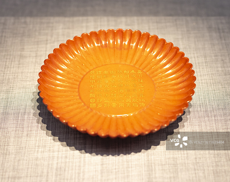 清乾隆 仿脱胎朱漆菊瓣式瓷盘 南京博物院图片素材
