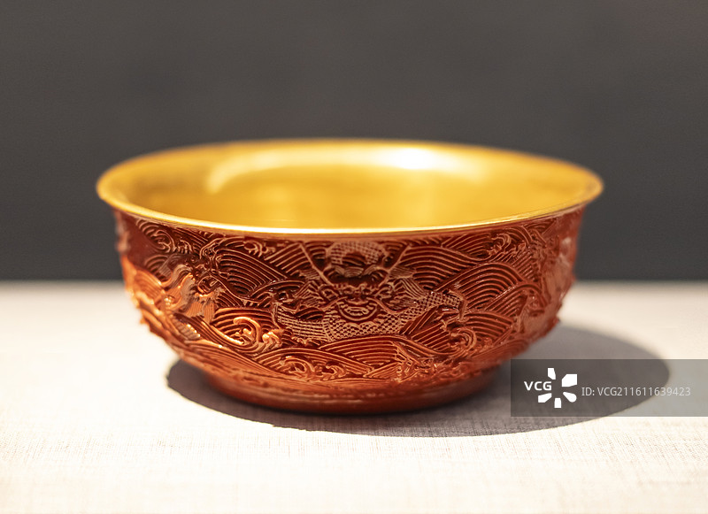 清乾隆 内金釉外仿雕漆釉海水龙纹瓷碗 南京博物院图片素材