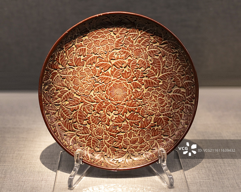 十九世纪 堆红花卉纹圆盘 南京博物院图片素材