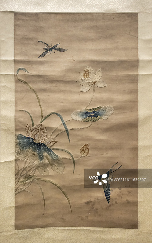 刺绣荷花翠鸟轴片 清乾隆 南京博物院图片素材