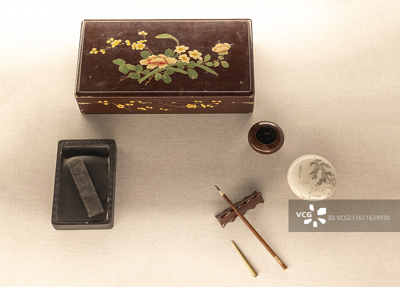 冈村宁次签字用漆盒、墨、砚台、印盒、水盂、毛笔、笔架等 一级文物 南京博物院图片素材