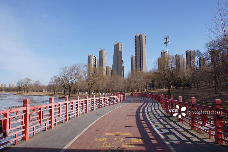 沈阳沈北蒲河生态廊道，蒲河景观路蒲河慢行道，健康步道滨水漫道，沈阳冬季城市风光，运动休闲景点图片素材