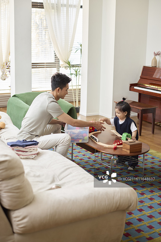 家庭主夫干家务图片素材