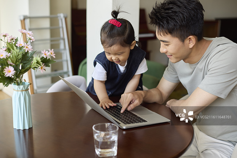 宝爸边带娃边工作图片素材