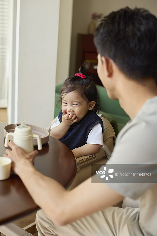 宝爸给宝宝喂奶粉图片素材