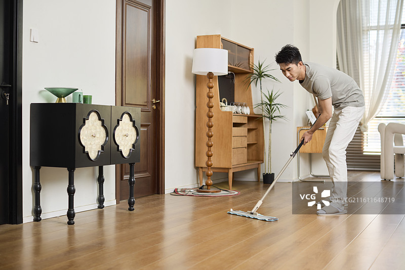 家庭主夫干家务图片素材