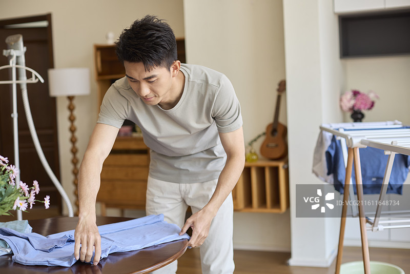 家庭主夫干家务图片素材