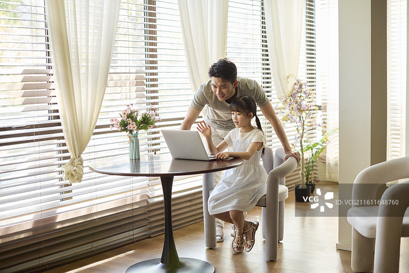 爸爸陪女儿上网课图片素材