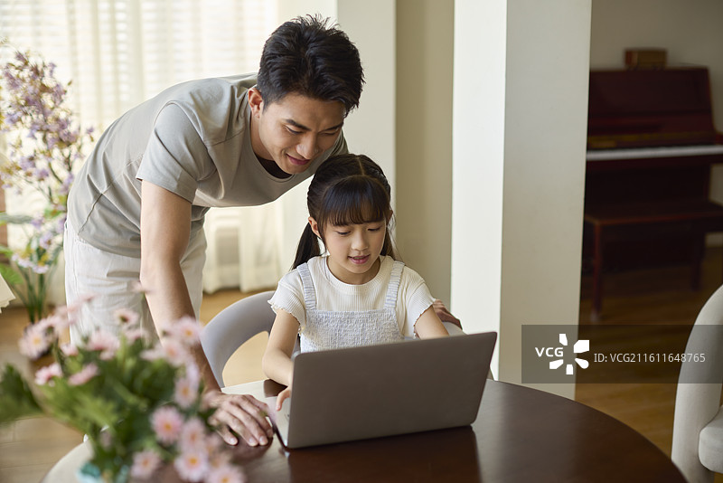 爸爸陪女儿上网课图片素材
