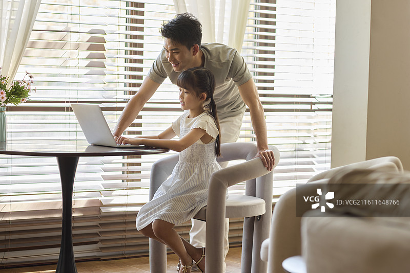爸爸陪女儿上网课图片素材