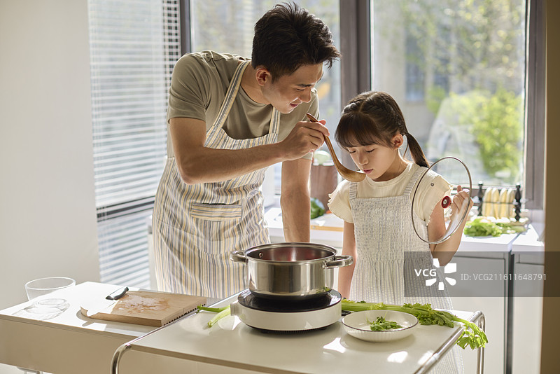 爸爸和女儿在厨房做饭图片素材