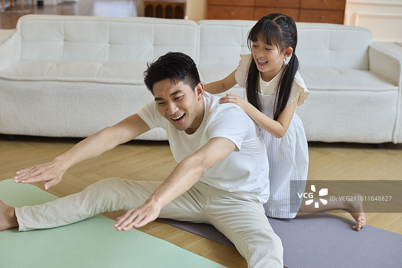 爸爸和女儿练瑜伽图片素材
