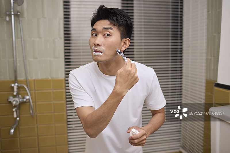 中年男性刮胡子图片素材