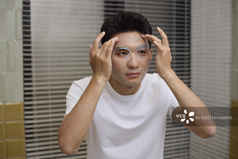 中年男性敷面膜图片素材