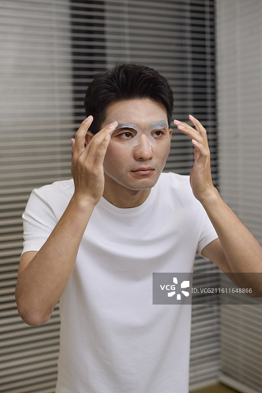 中年男性敷面膜图片素材