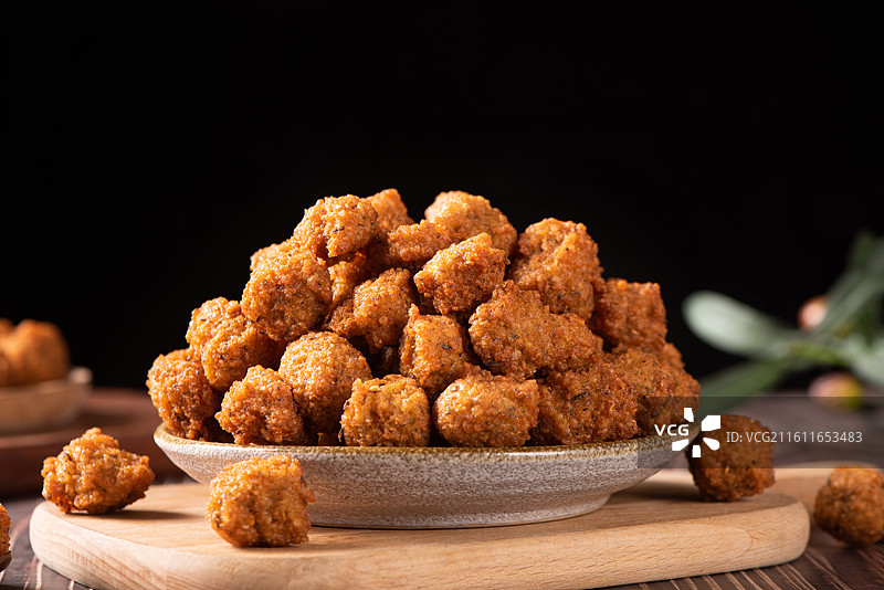 桌上的炸丸子绿豆丸子图片素材