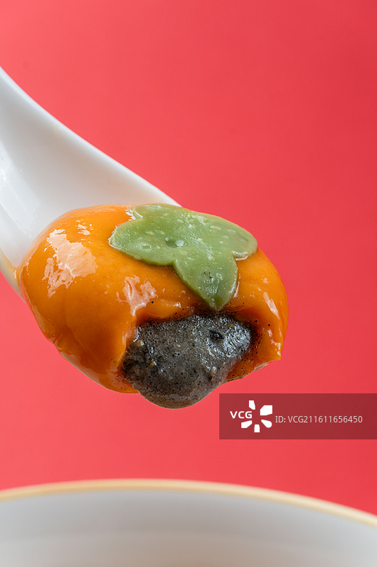 柿柿如意、好柿发生——红色背景与柿子样式的汤圆静物摄影，冬至与元宵节主题海报图片素材